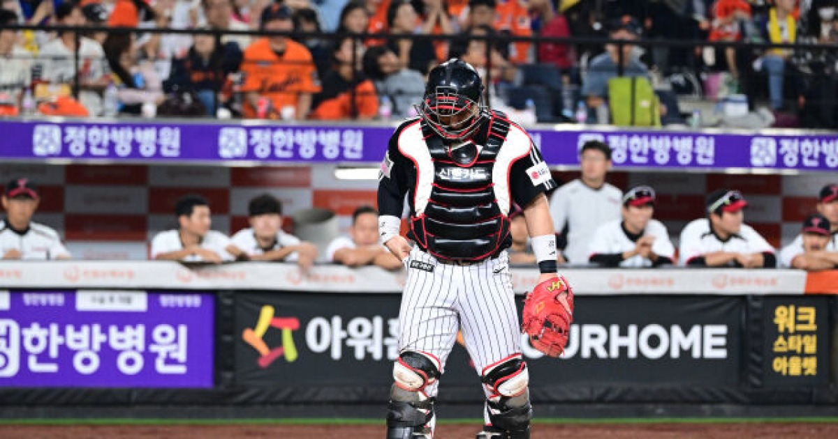 태그 실수 후 아쉬워하는 박동원