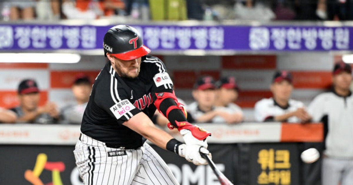 '류현진 10승 좌절포' 오스틴, S존 벗어난 볼 때려 괴력 홈런...LG 최초 2년 연속 30홈런