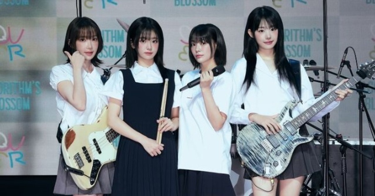 더보이즈·QWER, 응원봉 유사성에 뿔난 팬들… 소속사 "법적 대응"