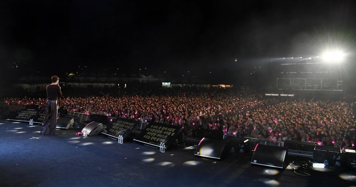 "불꽃축제 뒤로 하고"…김준수 '올해 첫 페스티벌' 출격에 인파 몰렸다 [ATA프렌즈]