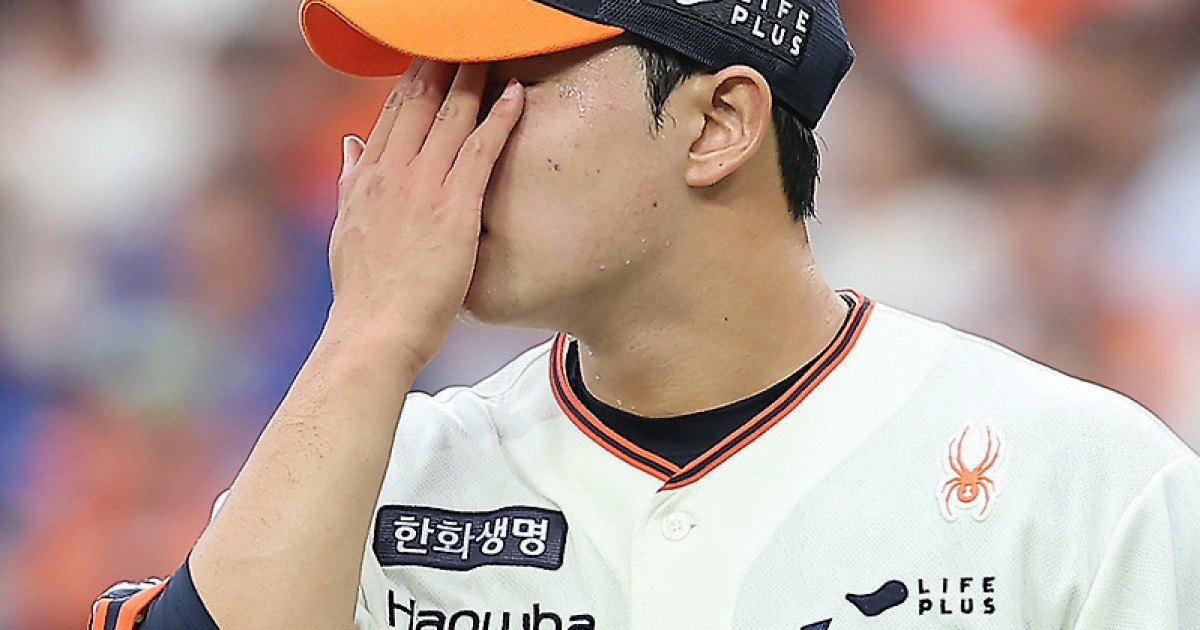 한화 문동주, LG 상대 ⅔이닝 6실점 난타…시즌 최악투