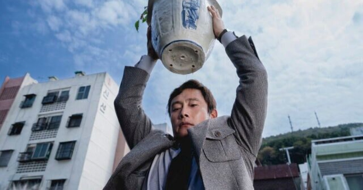 [빅픽처] '어쩔수가없다'는 제2의 '기생충'이 아니다…박찬욱의 언어로 완성한 부조리극