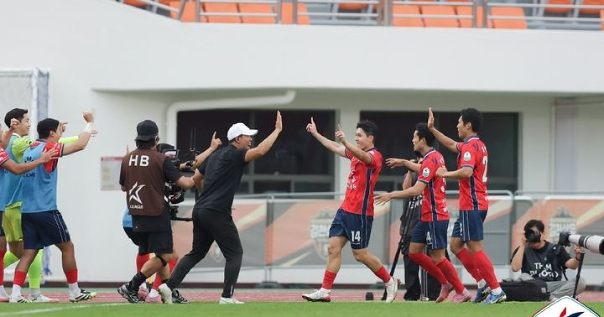 '이동경 1골 1도움' 김천, 10명 뛴 포항 2-0 꺾고 파이널A 확정