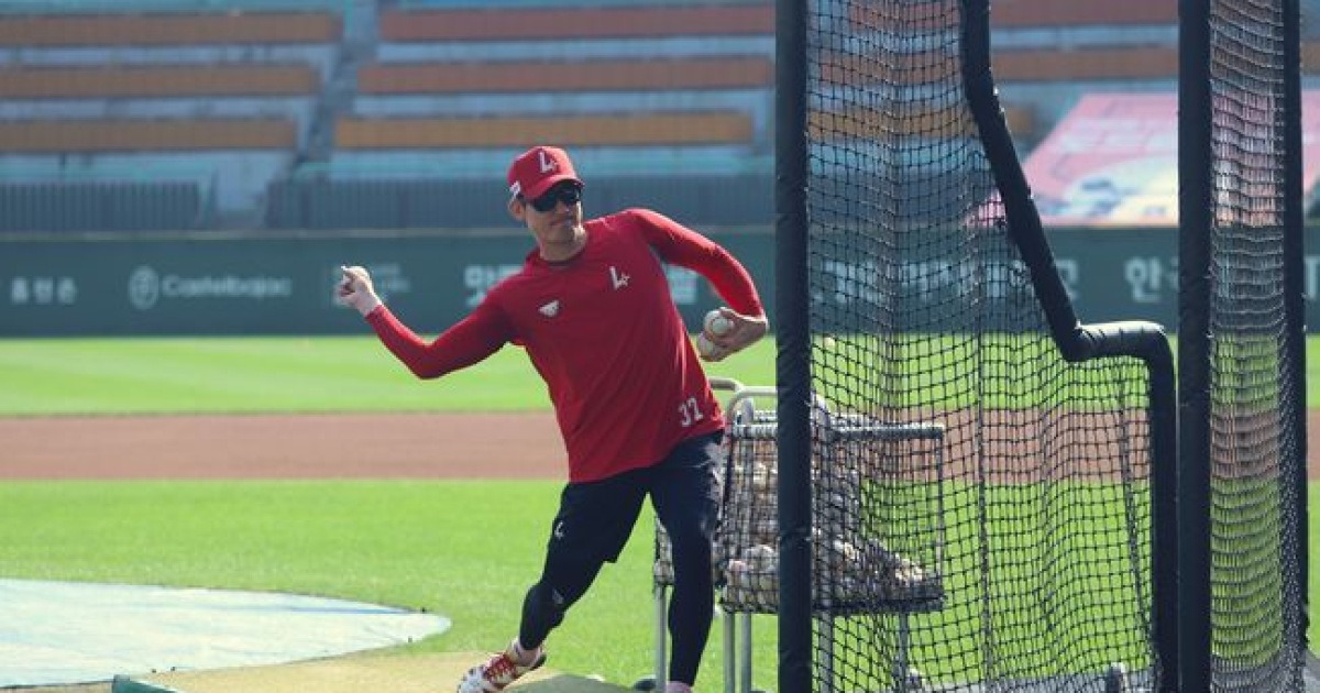 ‘배팅볼 투수 자청→300구 투구’ 후배 위한 34세 베테랑의 헌신, 천적 고영표 잡고 3위 지켰다