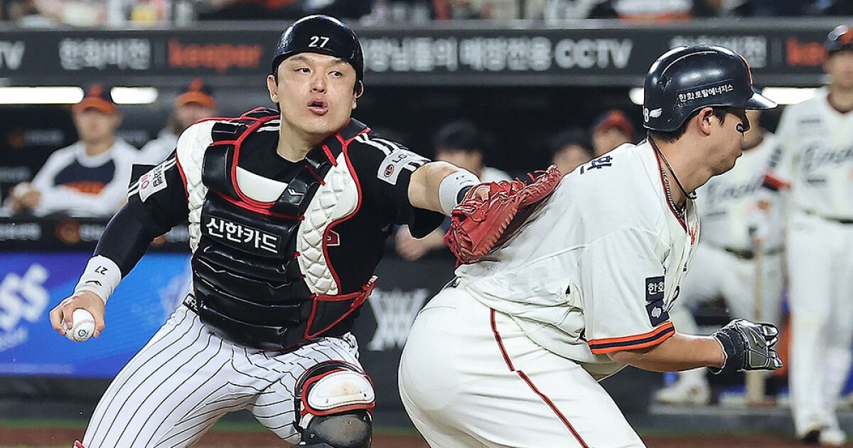 LG 박동원의 ‘빈 글러브 태그’, 한국시리즈 직행 티켓 주인 바꿀 스노우볼 되나…‘폭풍 연기’로 박동원 속여낸 한화 노시환 “체념한 표정은 계획된 것”