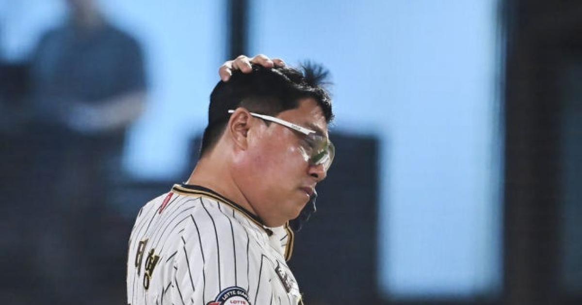 롯데 5강 '마지막 잎새' 살렸지만... 김태형 감독 "팬들께 실망시켜드렸다, 내년엔 꼭 성적으로 보답" [부산 현장]