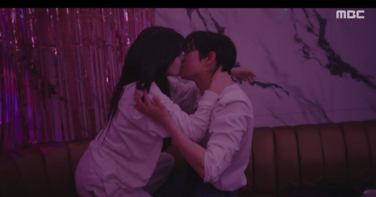 '박치기 첫만남' 이선빈X김영대, 이젠 뜨거운 키스로…"가진거 없는 제가" ('달까지가자')