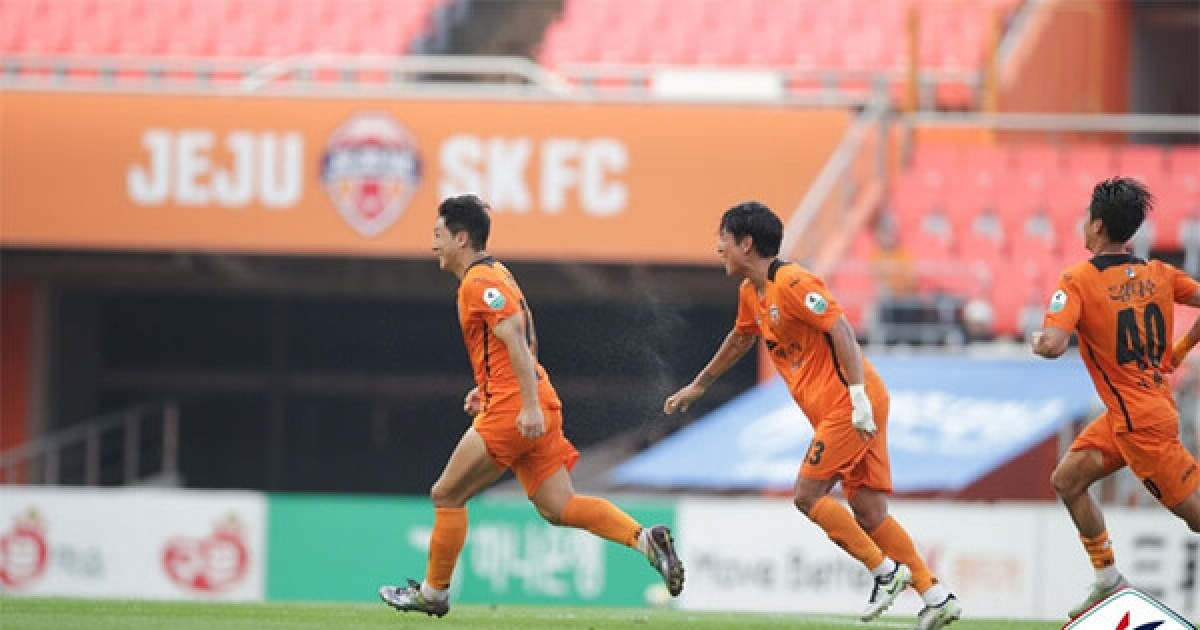 '김정수 감독대행 데뷔전' 제주SK, 수원FC전서 수적열세 속 3-4 패
