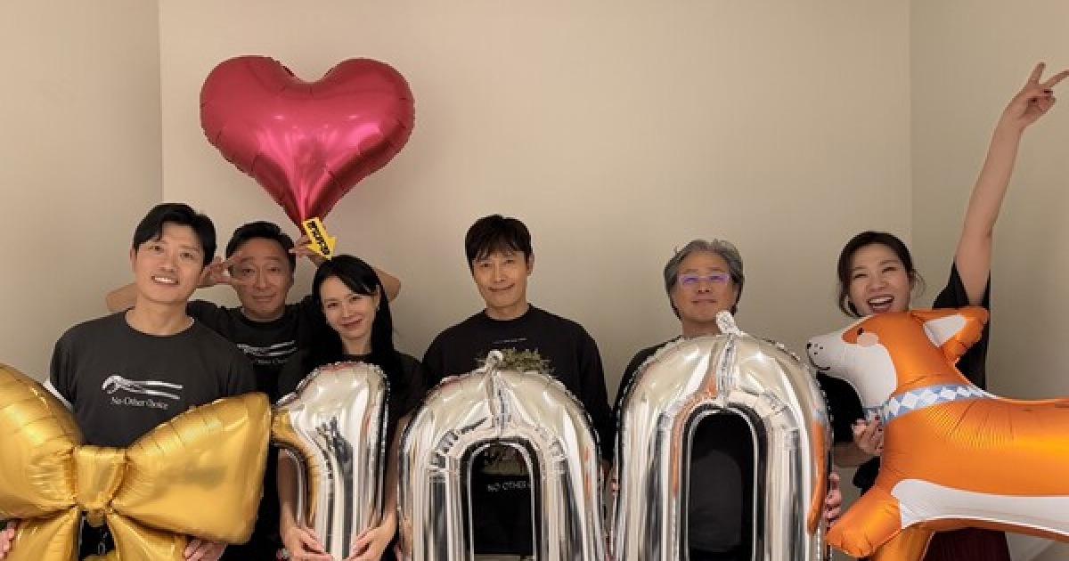'어쩔수가없다', 개봉 5일째 100만 돌파! 축하 인증샷 공개