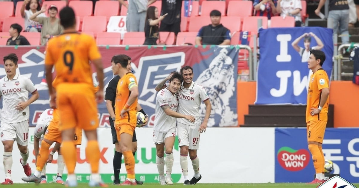 수원FC, '4명 퇴장' 제주에 4-3 승리…9위 도약