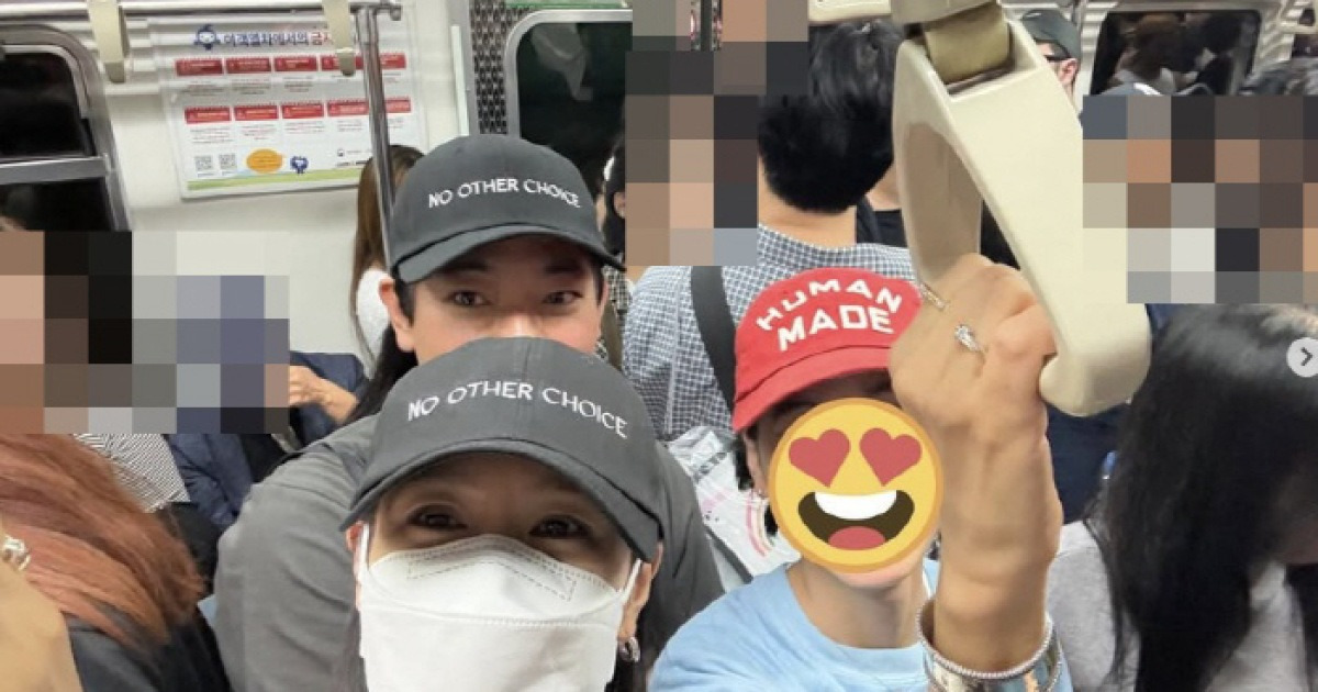 손예진, 불꽃축제 탓 '지옥철' 타도 활짝…여배우의 친근한 퇴근길