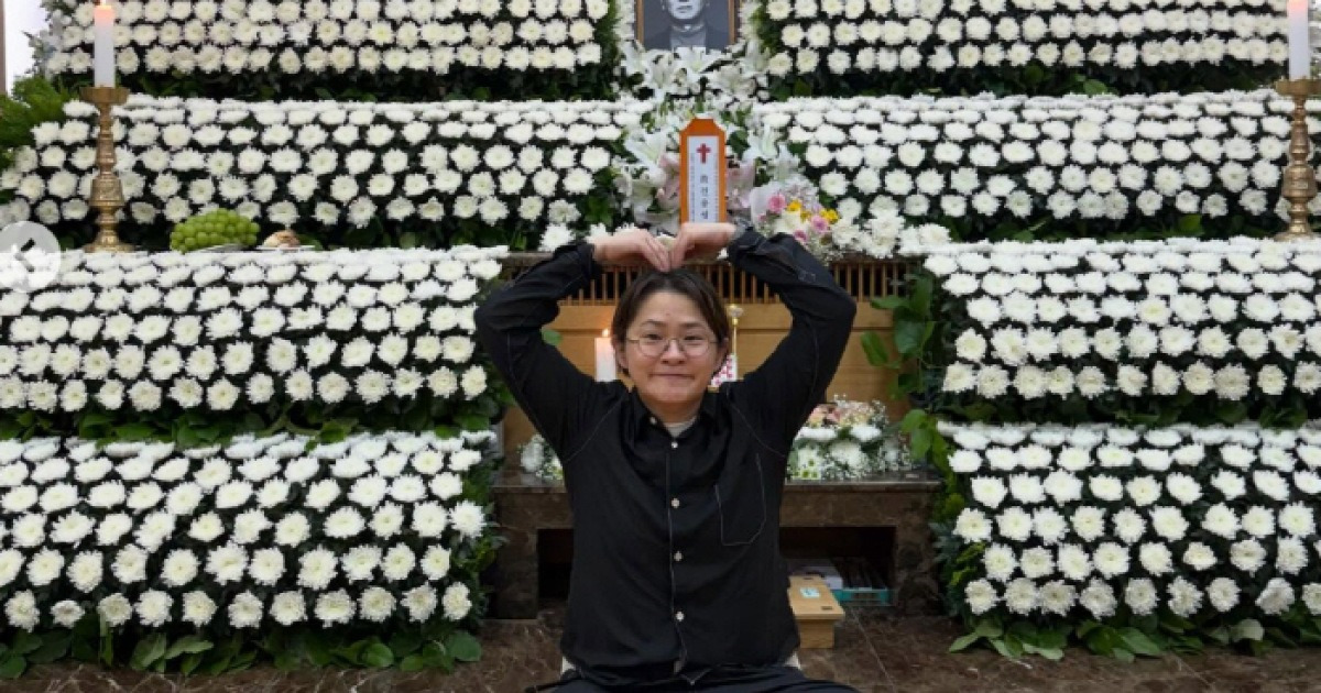 故 전유성 마지막 지킨 김신영, 영정 앞 하트포즈..퉁퉁 부은 눈 '먹먹'