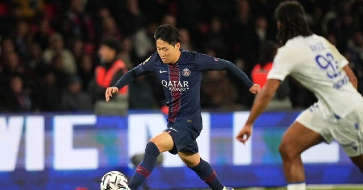 '이강인 선발 80분' PSG, AJ오세르에 2-0 勝...1위 복귀