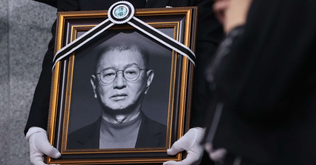 ‘개그계 대부’ 故 전유성, 후배들 눈물 속 영면… “큰 별 떠났다” [종합]