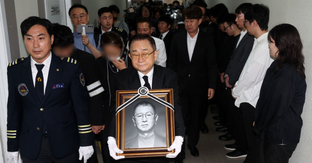 '개그계 대부' 전유성, 후배들 눈물 속 영면…"무대 위 혁신가이자 무대 뒤 스승"