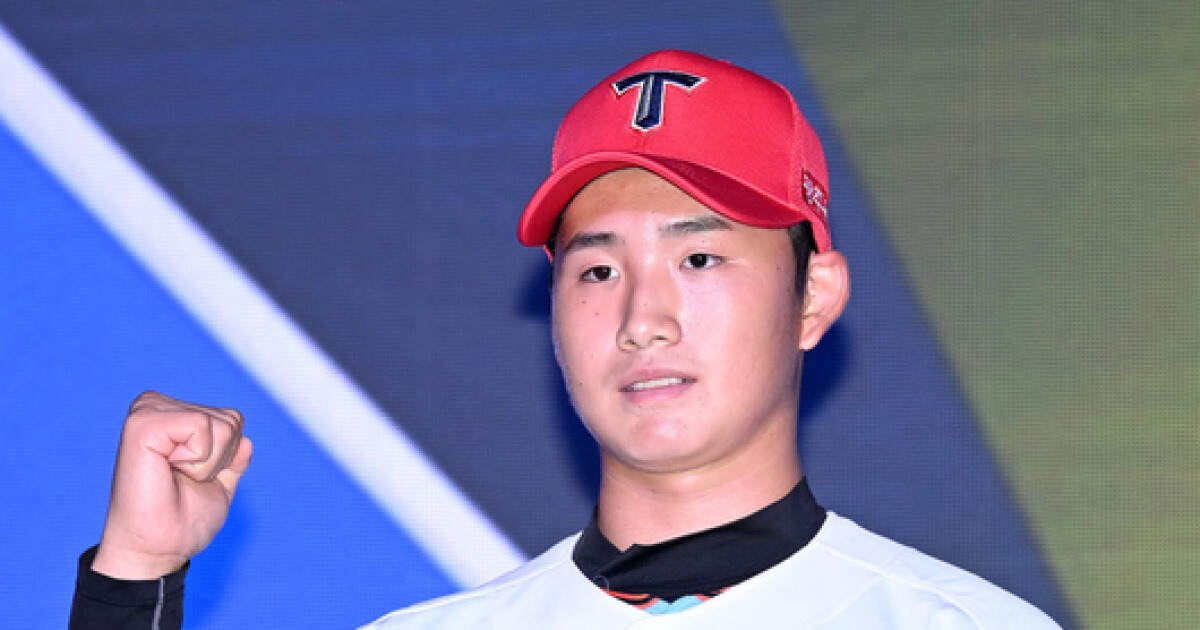 스위퍼 던지는 2R 김현수 1억3000만원 사인...KIA 2026 신인 9명과 계약 마무리 [오!쎈 광주]
