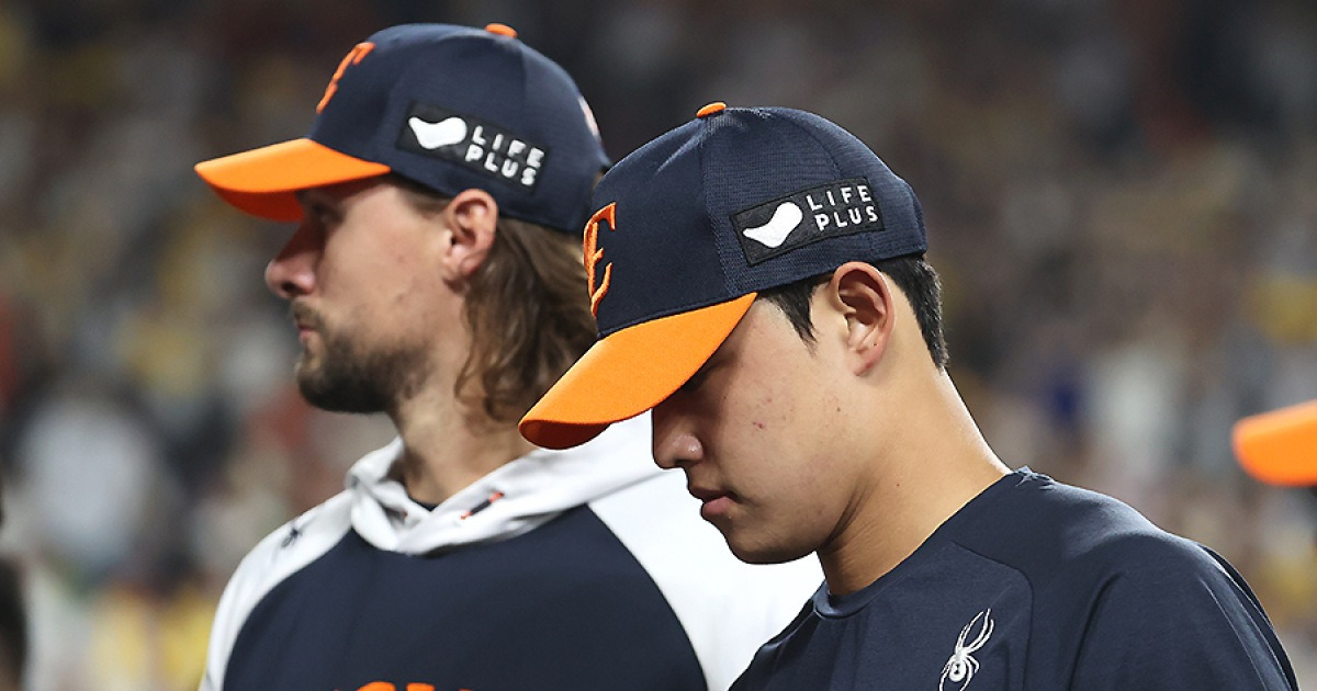 '0.2이닝 6실점' 고개 숙인 문동주, 자책감에 팬들 눈도 못 마주쳤다