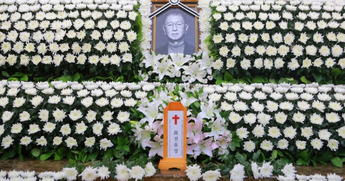 故 전유성 곁 지켰던 김신영, 영결식서 오열 "나의 스승 나의 어른"[스타현장]