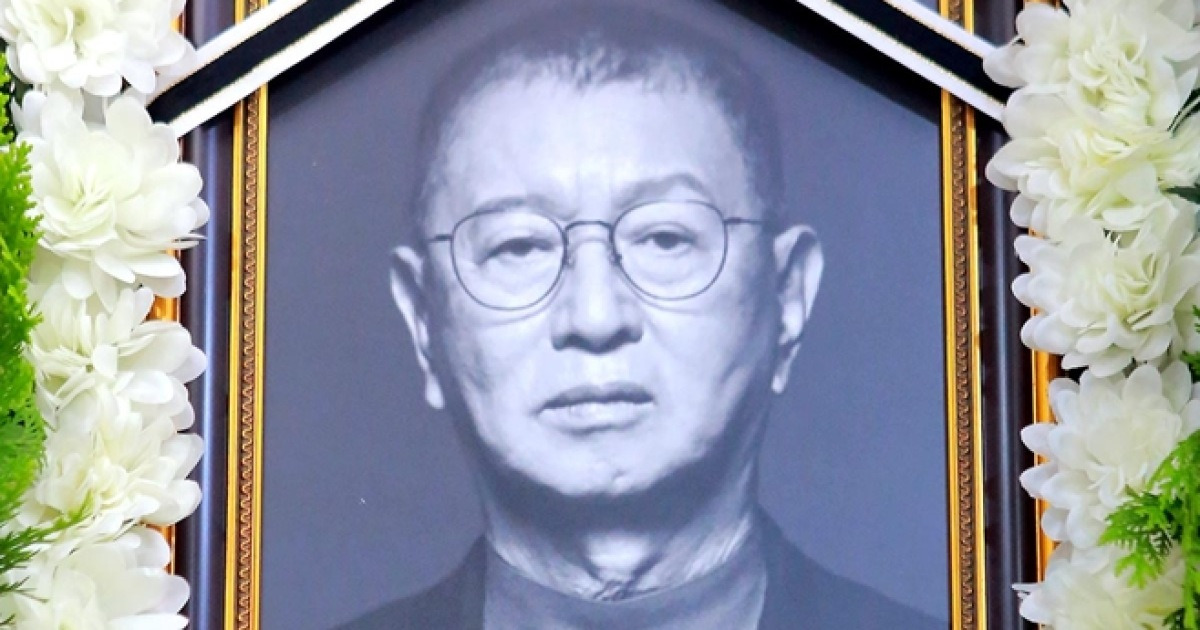 ‘한국 코미디 큰 별’ 전유성, 후배들 눈물 속 영면 [종합]