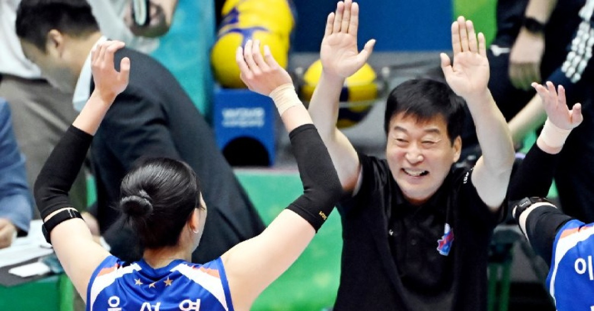 "물세례 시원하고 좋다" 김호철 감독, 컵대회 정상 등극…"아프고 힘든 선수들, 좋은 모습 보여줘 기뻐" [여수 현장]