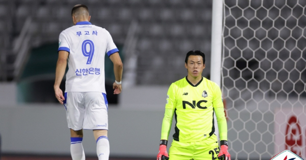 '무고사 PK 막았다' 이랜드 구한 구성윤의 슈퍼 선방쇼