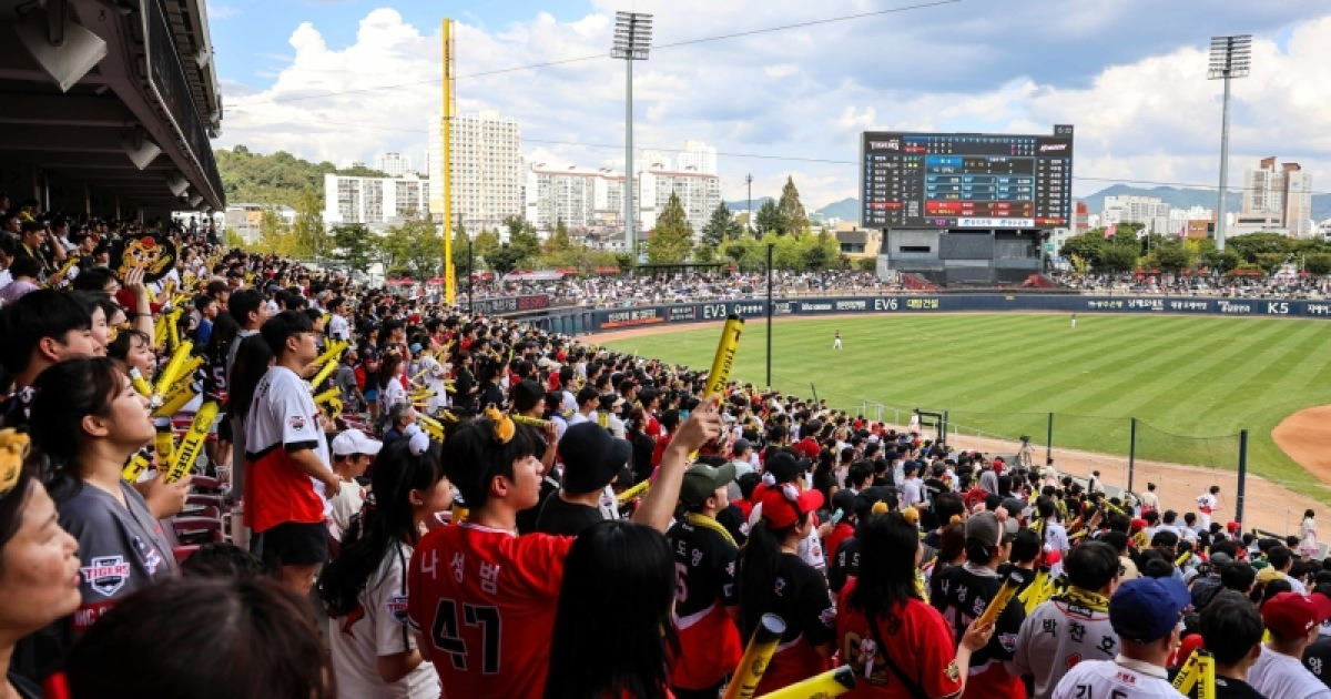 프로야구 '1,200만' 대축제 속 KIA만 '역주행'...관중 유일하게 줄었다