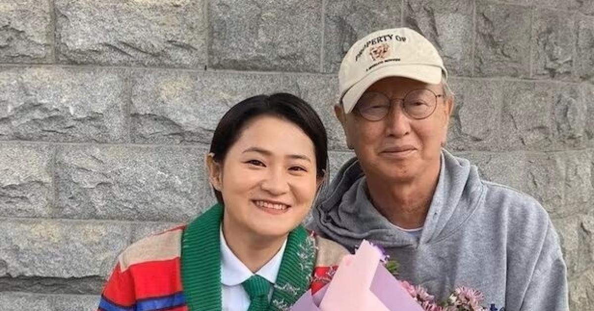 “나의 어른, 나의 등대”…故전유성 마지막 길 지킨 김신영, 먹먹한 라디오 복귀