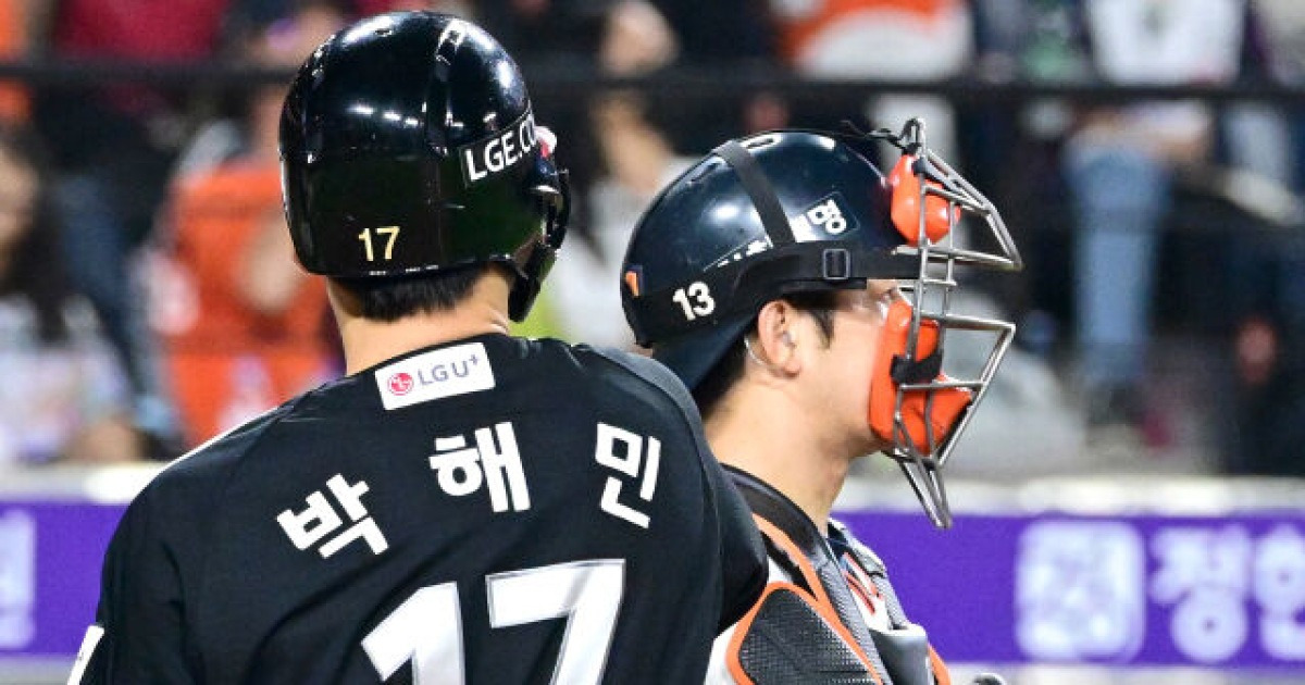 '와 파격, 1회에' 문동주 내려갈 때 35살 포수도 같이 빼다니, 김경문 왜 결단 내렸나…"더그아웃에서 보는 것도"