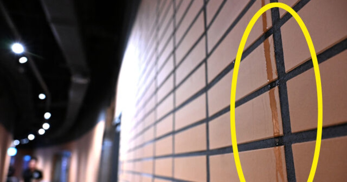 한화 볼파크 '2천억 야구장이 가을비에 줄줄 새네' [한혁승의 포톡]