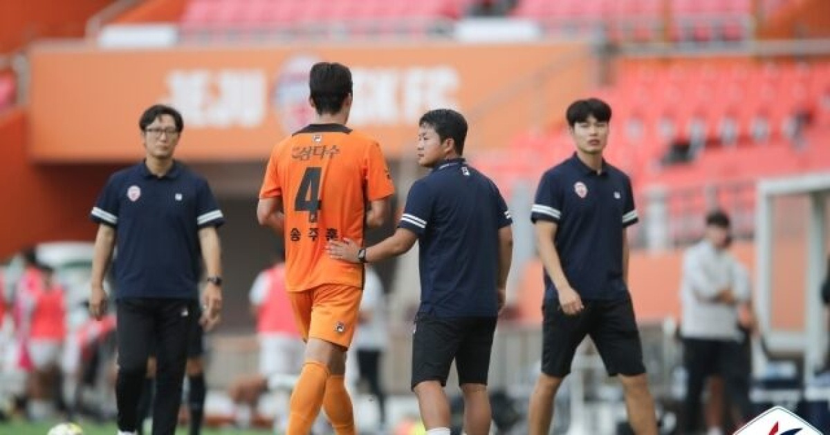 'K리그 최초 단일 경기 4명 퇴장' 제주, 불명예 기록 작성...추가 징계 위기까지 동반