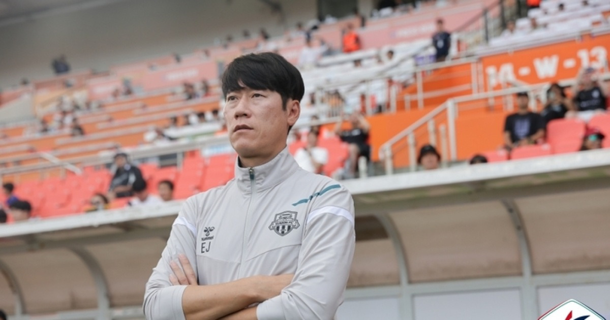 상대 4명 퇴장 난리 통 속에서 빛난 김은중 감독의 품격…싸박 데려와 함께 고개 숙인 피치 위의 ‘젠틀맨’