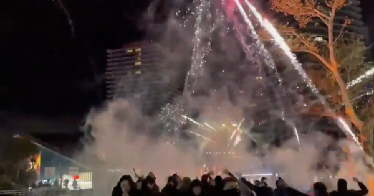 '살라 잠도 못 잤겠네' 갈라타사라이 팬들, 새벽 4시에 리버풀 호텔 앞 '폭죽 테러'