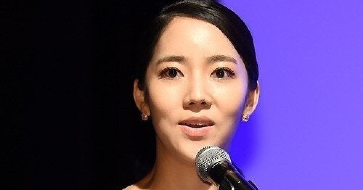 '이범수와 이혼' 이윤진, 의미심장 심경 고백 "잘못된 곳에 오래 머물면 이상해져"