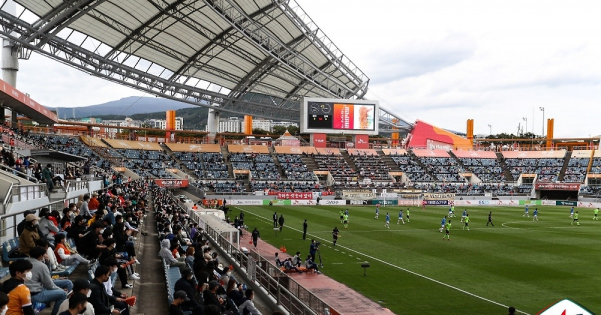 '관중 난입에 물병 투척까지' 고개 숙인 제주 "철저한 점검·보완책 마련하겠다"