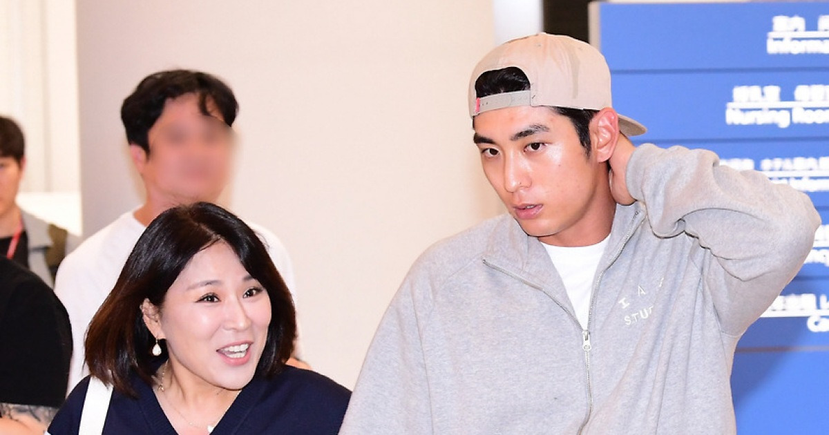 '인천공항 이정후와 함께 등장한 여성은?' 아직 과정일 뿐... 내년 더욱 기대 MLB 첫 풀타임[인천공항현장]