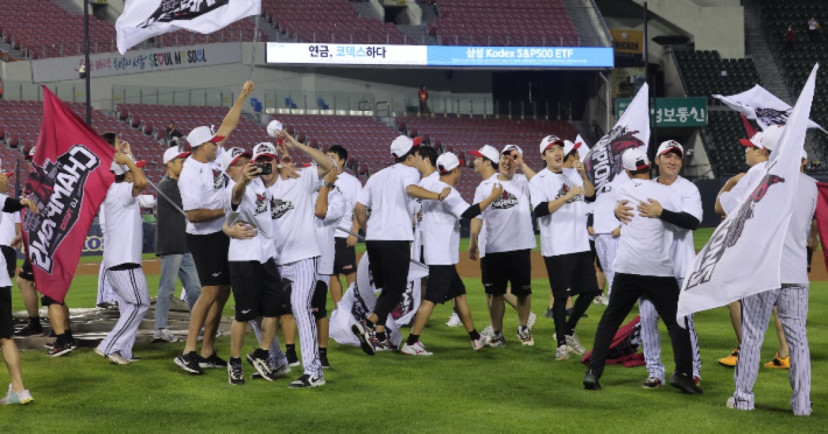 한화, 충격의 역전 끝내기포 맞았다…LG는 뒷풀이 응원하다 정규리그 우승 축포
