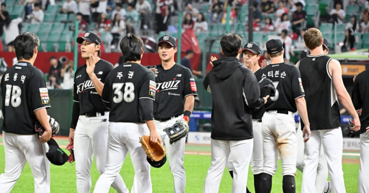 5위 싸움 최종전에서 결판난다...'소형준 10승+황재균 역전타' KT, KIA 9-3 제압 기사회생 [광주 리뷰]
