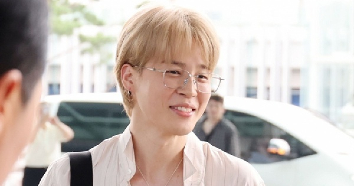 BTS 지민"반가운 얼굴에 가슴까지!"단추 푼 세련미 공항패션에 글로벌 팬 환호[K-EYES]