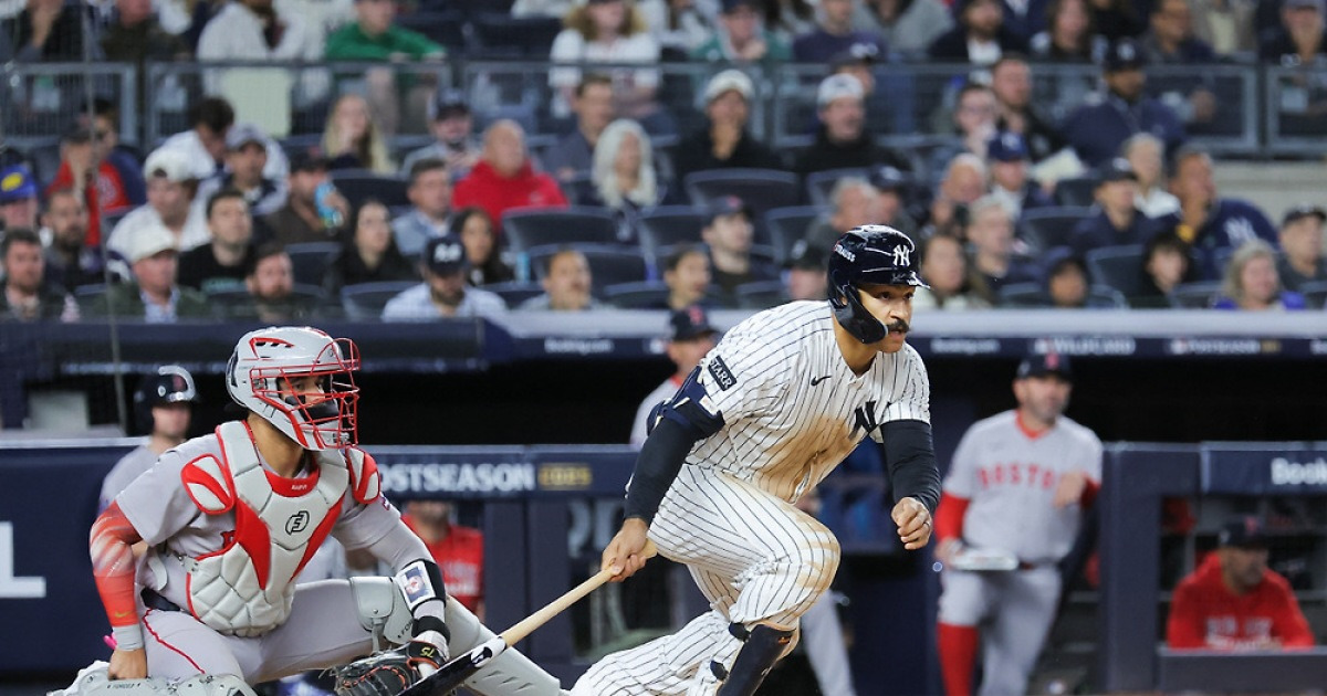 '기사회생' 양키스, 웰스 8회말 결승타 이번엔 찬스 살렸다...라이벌 보스턴 누르고 WCS 1승1패