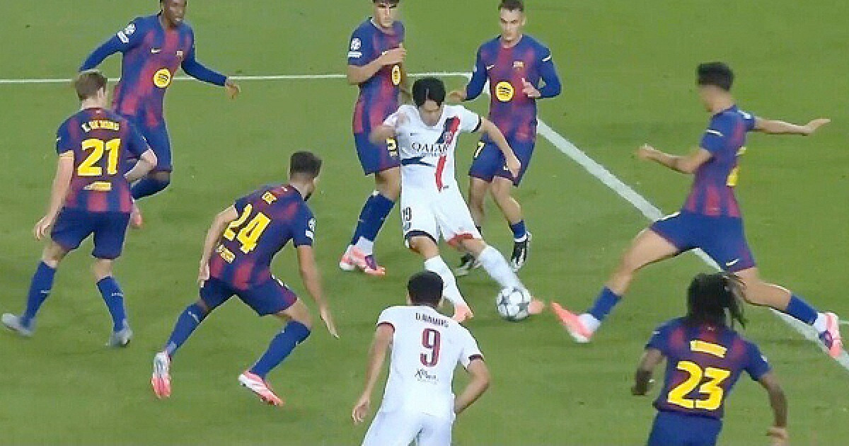 '천재' 이강인을 에워싼 7명의 바르셀로나 선수들…길이 남을 '축신짤' 생성→"골대가 눈치가 없네"