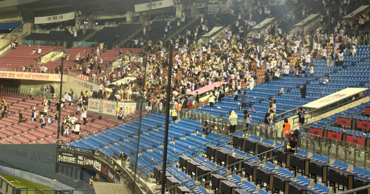최종전 패배 후 56분, 경기장을 떠나지 않은 3000여 명의 팬이 만든 기적 [IS 잠실]