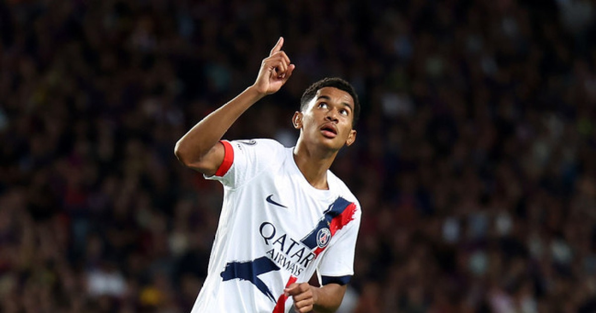 [UCL REVIEW] 골대 강타한 이강인 왼발 감아차기...'하무스 극장골' PSG, 바르셀로나에 2-1 역전승
