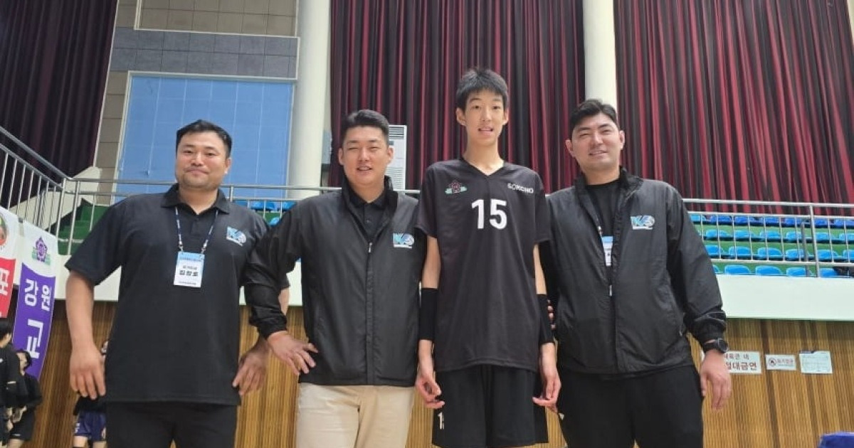 초등학생 맞아?…'키 205㎝' 유망주 등장에 배구계 '들썩'