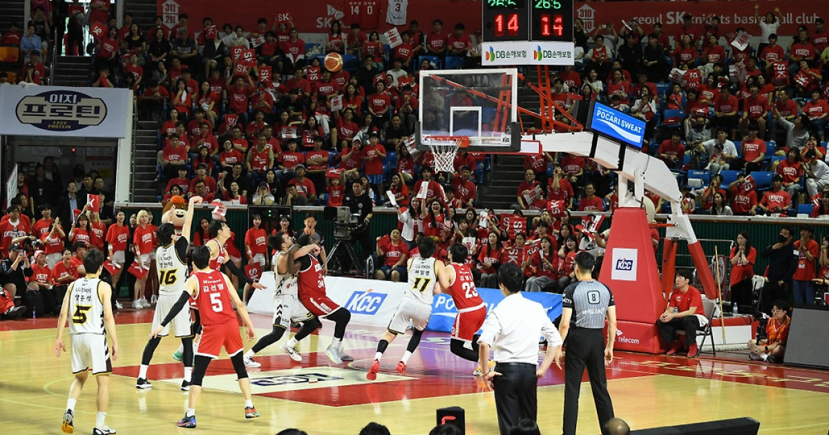 "일부러 짰어요" KBL리그 초반부터 '어색한 만남'...'허훈 더비', '챔프전 복수매치' 등 흥미진진 경기 눈길끄네