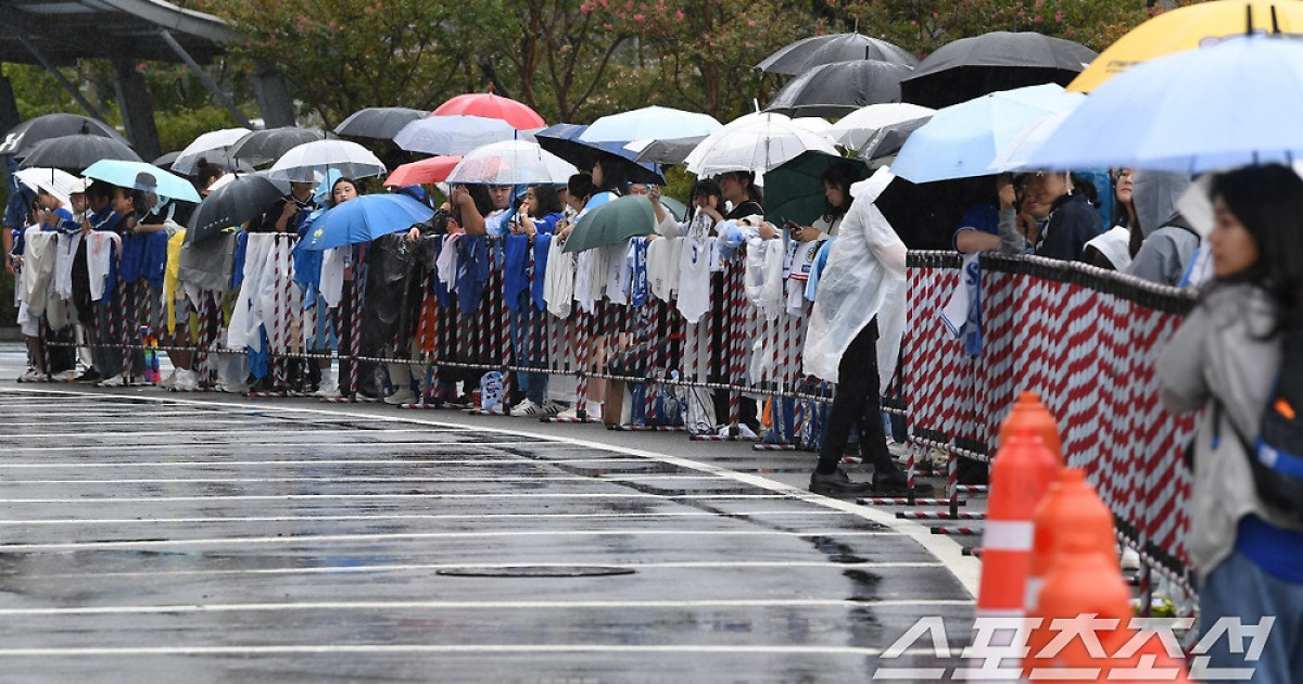 빗속 직관 대기, 삼성 팬들 뜨거운 팬심...광주 최종전 열릴 수 있나? [광주 현장]