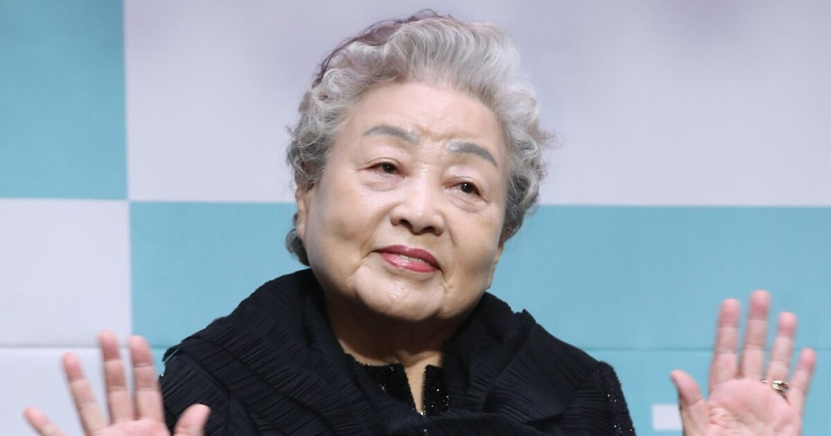84세 강부자, 놀라운 근황…부축 받으며 무대 올라 ‘봄날은 간다’ 열창