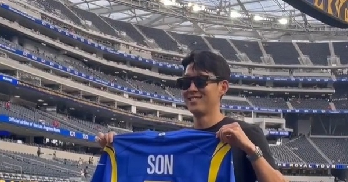 손흥민, NFL LA 램스 홈경기 방문…유니폼 선물 받아