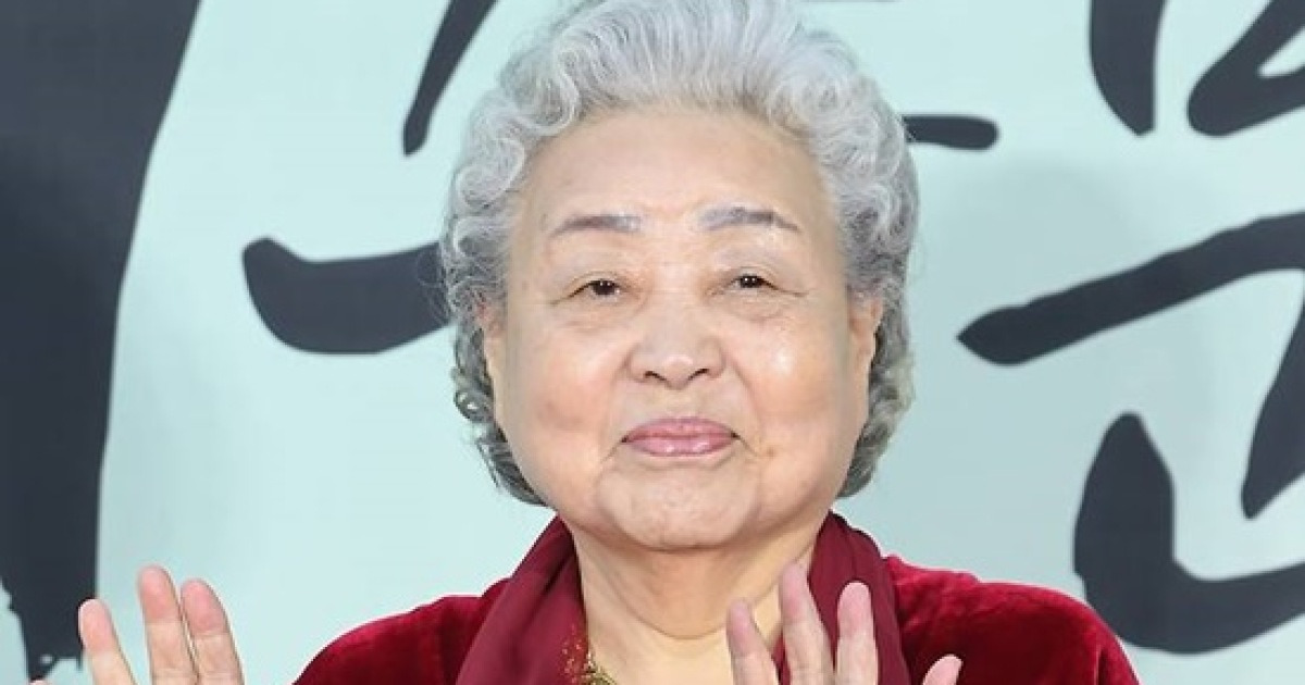 84세 강부자 근황…김연자 부축 받으며 생방송 등장 '눈물의 열창' [엑's 이슈]