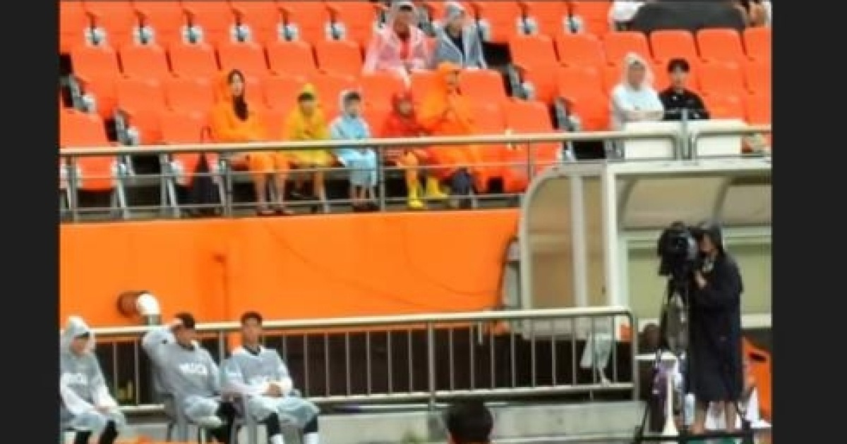 이 악물고 모른 척? ‘황당 판정’에…‘징계 불사’ 포옛 감독 SNS 저격 “PK도 아니고, VAR도 안 하고”