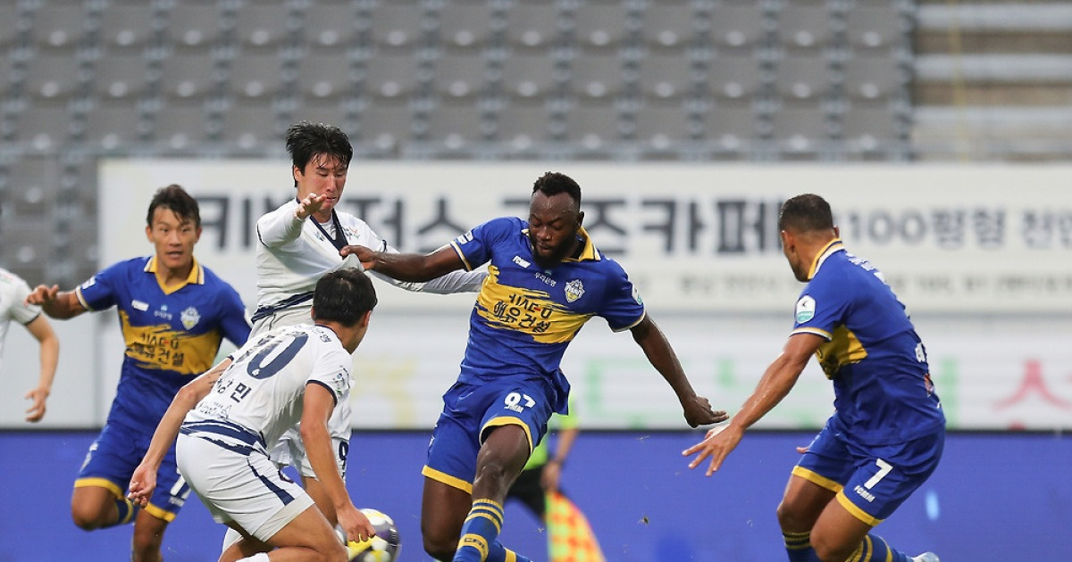 동행 마친 배성재 감독 위해 승리하겠다던 약속 못 지켰다…충남아산, 충북청주와 득점 없이 무승부 [GOAL 현장리뷰]